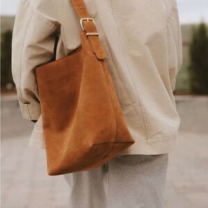 Madewell The Essential Bucket Tote in Suede